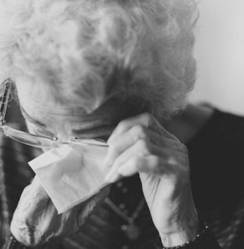 Dlaczego włączenie sztuki do życia seniorów może pomóc w walce z depresją