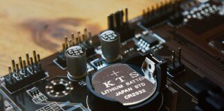 Z czym reaguje lit? Z czym reaguje lit?