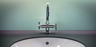 Jak wyczyścić odpływ w umywalce?